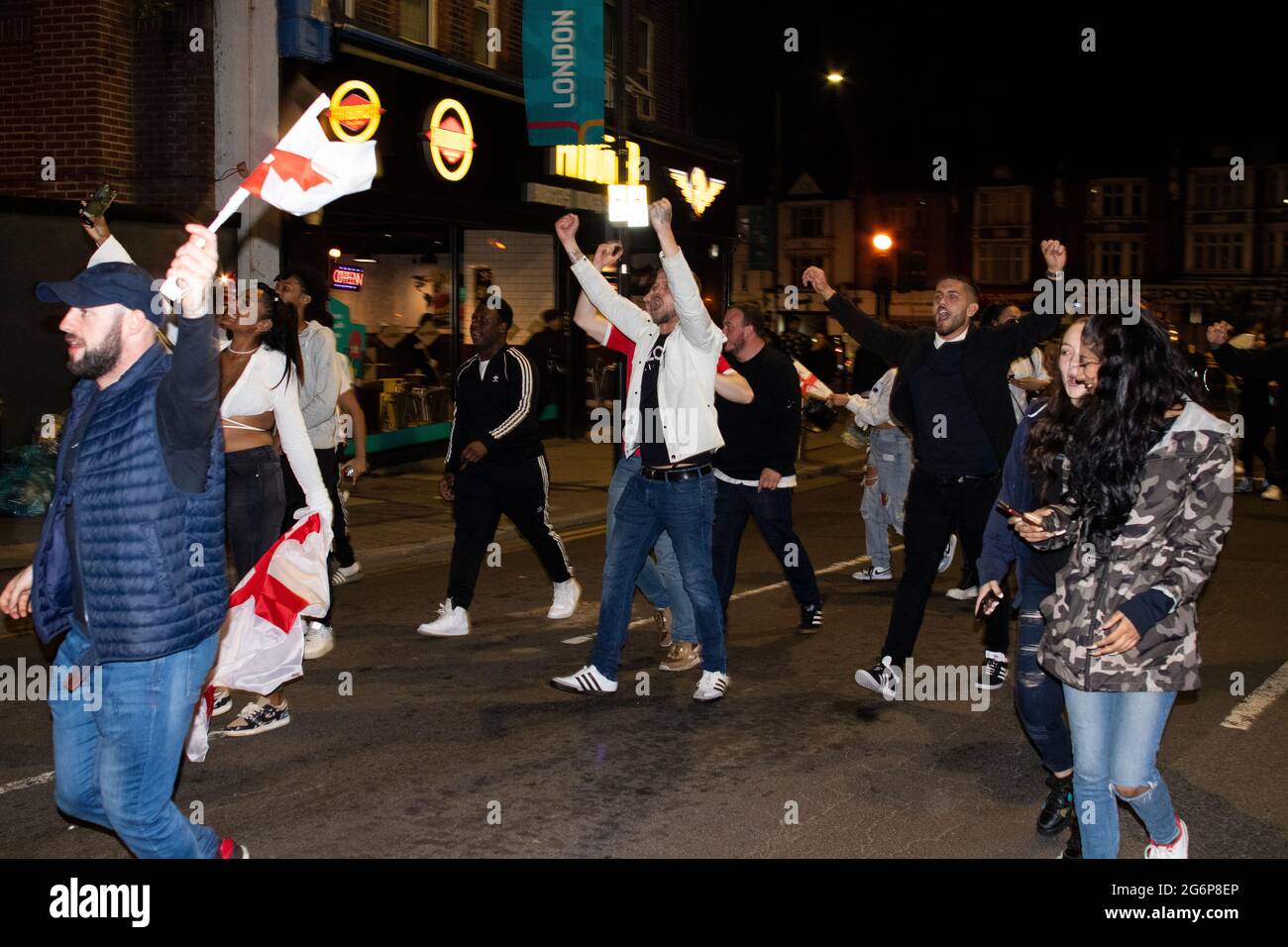 England-Fans feiern den Halbfinalsieg der Euro 2021 in der Wembley High Street Stockfoto