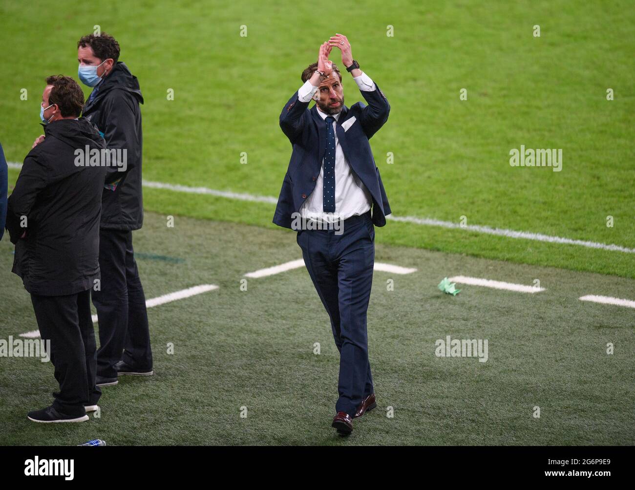 London, Großbritannien. 07. Juli 2021 - England gegen Dänemark - UEFA Euro 2020 Halbfinale - Wembley - London England Manager Gareth Southgate applaudiert den England Fans, als er nach dem Sieg beim UEFA Euro 2020 Halbfinale im Wembley Stadium, London, das Spielfeld verlässt. Bildnachweis : © Mark Pain / Alamy Live News Stockfoto