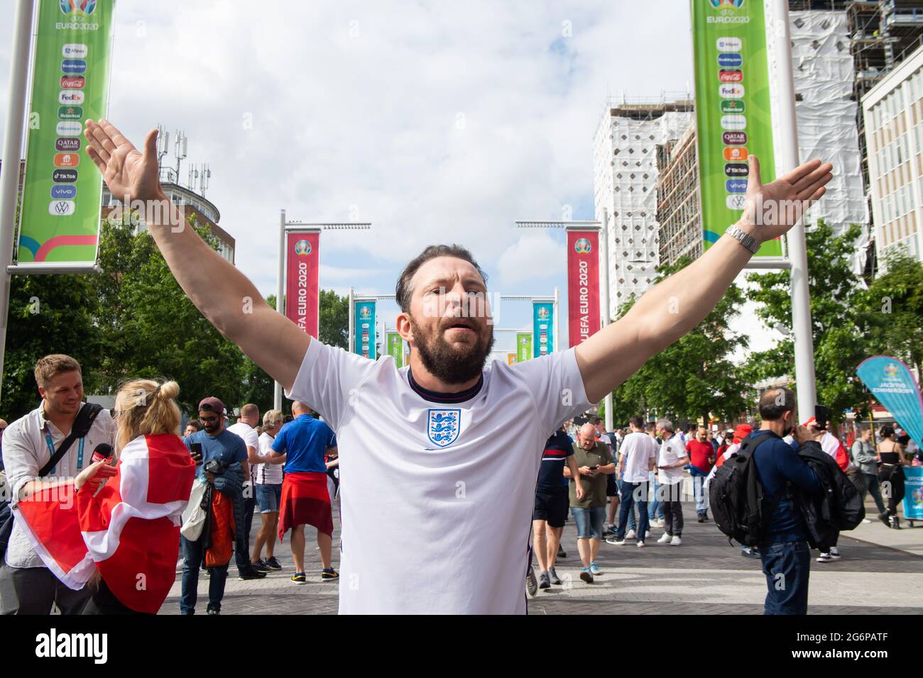 London, Großbritannien. Juli 2021. England-Fans waren vor dem UEFA-Halbfinale der Euro 2020 zwischen England und Demark im Wembley-Stadion begeistert. Kredit: Michael Tubi/Alamy Live Nachrichten Stockfoto