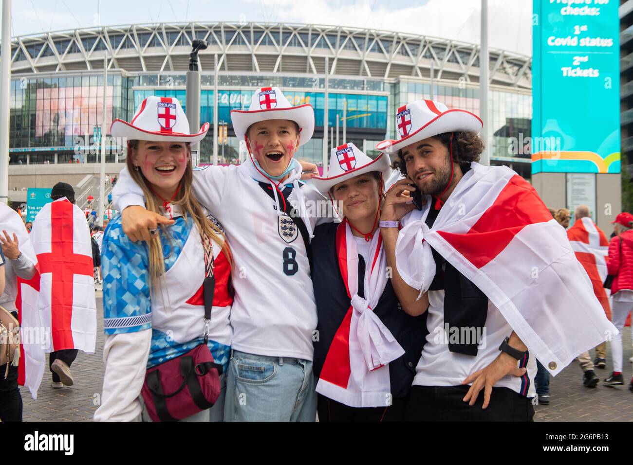 London, Großbritannien. Juli 2021. England-Fans waren vor dem UEFA-Halbfinale der Euro 2020 zwischen England und Demark im Wembley-Stadion begeistert. Kredit: Michael Tubi/Alamy Live Nachrichten Stockfoto