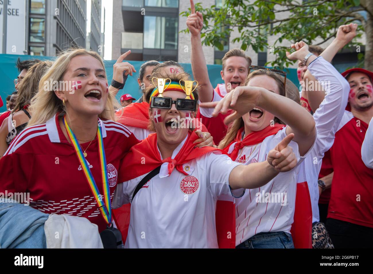 London, Großbritannien. Juli 2021. Die Fans Dänemarks waren vor dem UEFA-Halbfinale der Euro 2020 zwischen England und Dänemark im Wembley-Stadion begeistert. Kredit: Michael Tubi/Alamy Live Nachrichten Stockfoto