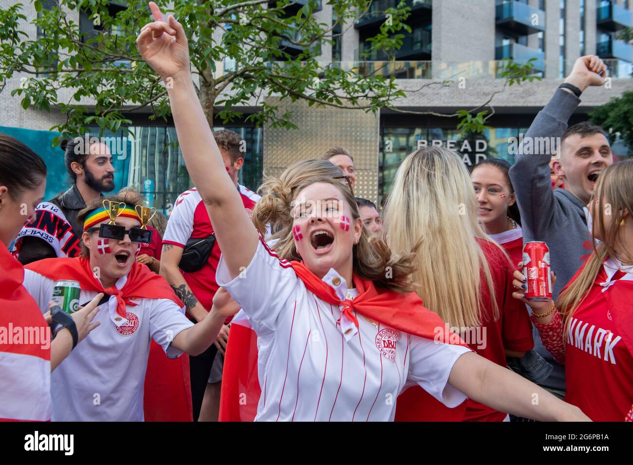 London, Großbritannien. Juli 2021. Die Fans Dänemarks waren vor dem UEFA-Halbfinale der Euro 2020 zwischen England und Dänemark im Wembley-Stadion begeistert. Kredit: Michael Tubi/Alamy Live Nachrichten Stockfoto