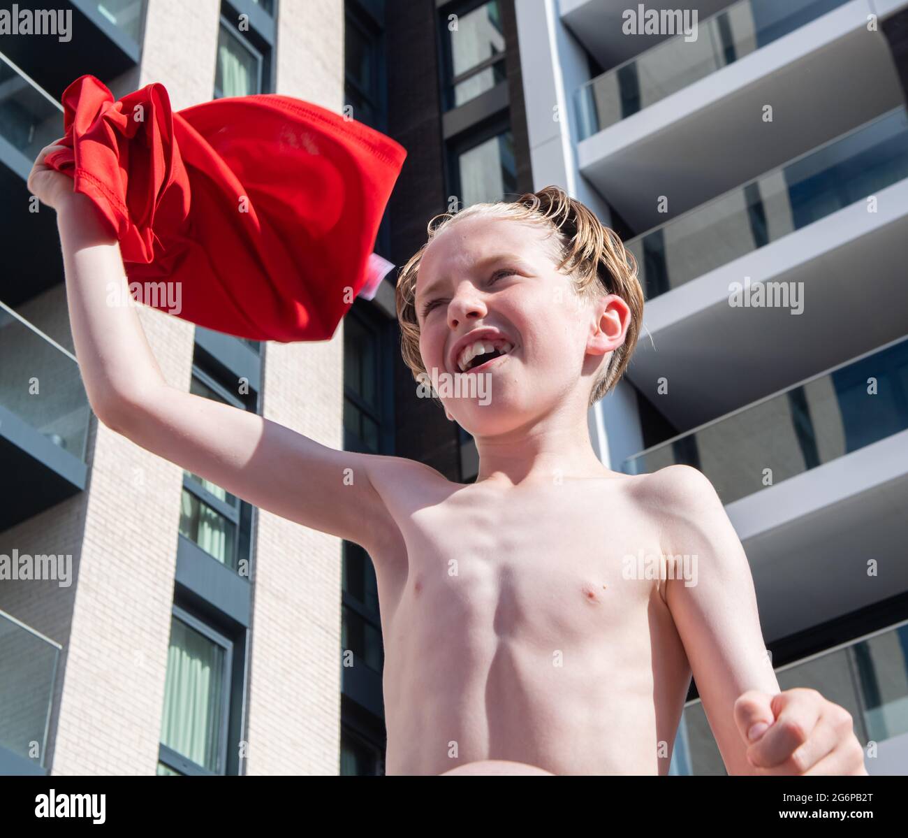 London, Großbritannien. Juli 2021. England-Fans waren vor dem UEFA-Halbfinale der Euro 2020 zwischen England und Demark im Wembley-Stadion begeistert. Kredit: Michael Tubi/Alamy Live Nachrichten Stockfoto