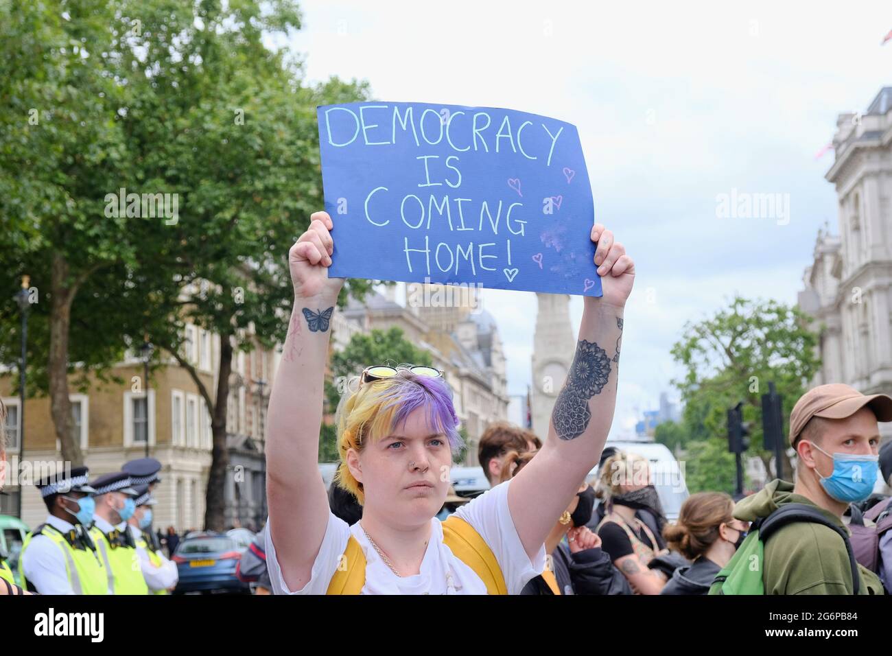 Eine Frau hält ein Plakat mit der Aufschrift „Demokratie kommt nach Hause“ bei einem „Kill the Bill“-Protest, der in der gleichen Woche stattfand wie die dritte Lesung des PCSC-Gesetzes. Stockfoto