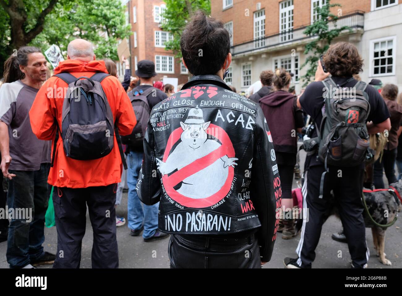 Eine Person, die eine Jacke mit Anti-Polizei-Slogans bei einem Protest zum Töten des Gesetzentwurfs trägt, der in Solidarität mit Zigeunern, Roma und Traveller-Gemeinschaften abgehalten wurde. Stockfoto
