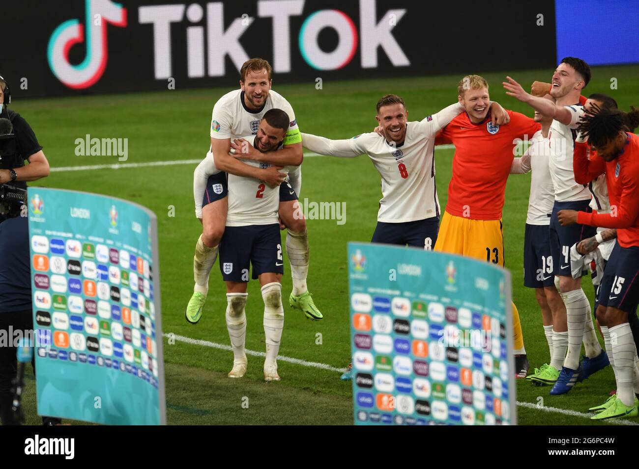 Harry Kane (England)Kyle Walker (England)Jordan Henderson (England)Dean Henderson (England)Mason Mount (England)Declan Rire (England)Tyrone Mings (England) während des UEFA 'European Championship 2020 Halbfinalmatches zwischen England 2-1 Dänemark im Wembley Stadium am 07. Juli 2021 in London, England. Quelle: Maurizio Borsari/AFLO/Alamy Live News Stockfoto