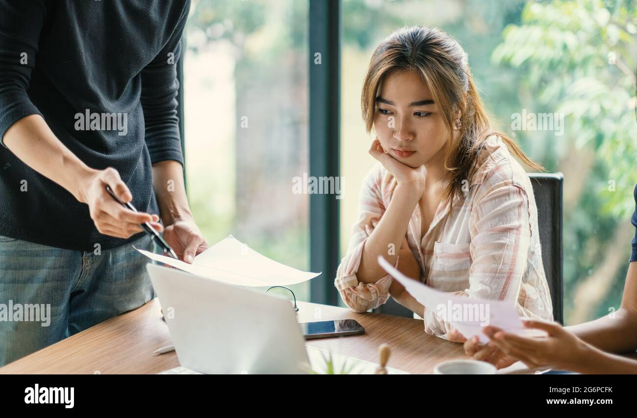 Young of Business Asian People Meeting Konferenz Diskussion Unternehmensgründung Konzept. Stockfoto