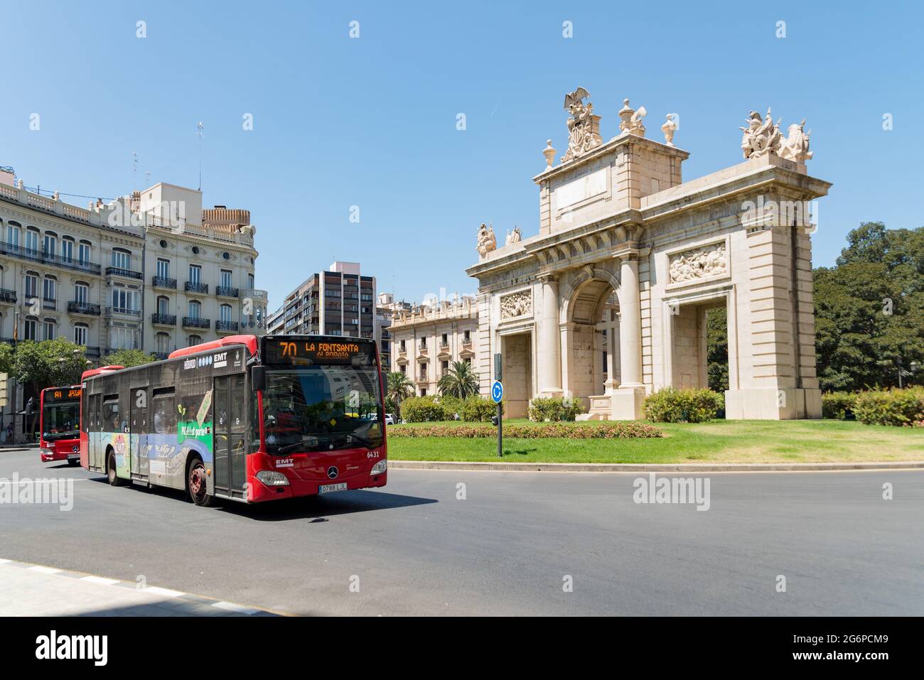 Valencia, Spanien. Juli 2021. Ein Hybridbus fährt an der Plaza de La Porta de La Mar vorbei. Die Stadtverkehrsgesellschaft (Empresa Municipal de Transportes, EMT) von Valencia hat das Durchschnittsalter ihrer Flotte von 13 Jahren im Jahr 2015 auf 7.3 Jahre reduziert. Dies ist auf die Integration der letzten 164 neuen Hybridbusse zurückzuführen. Kredit: SOPA Images Limited/Alamy Live Nachrichten Stockfoto