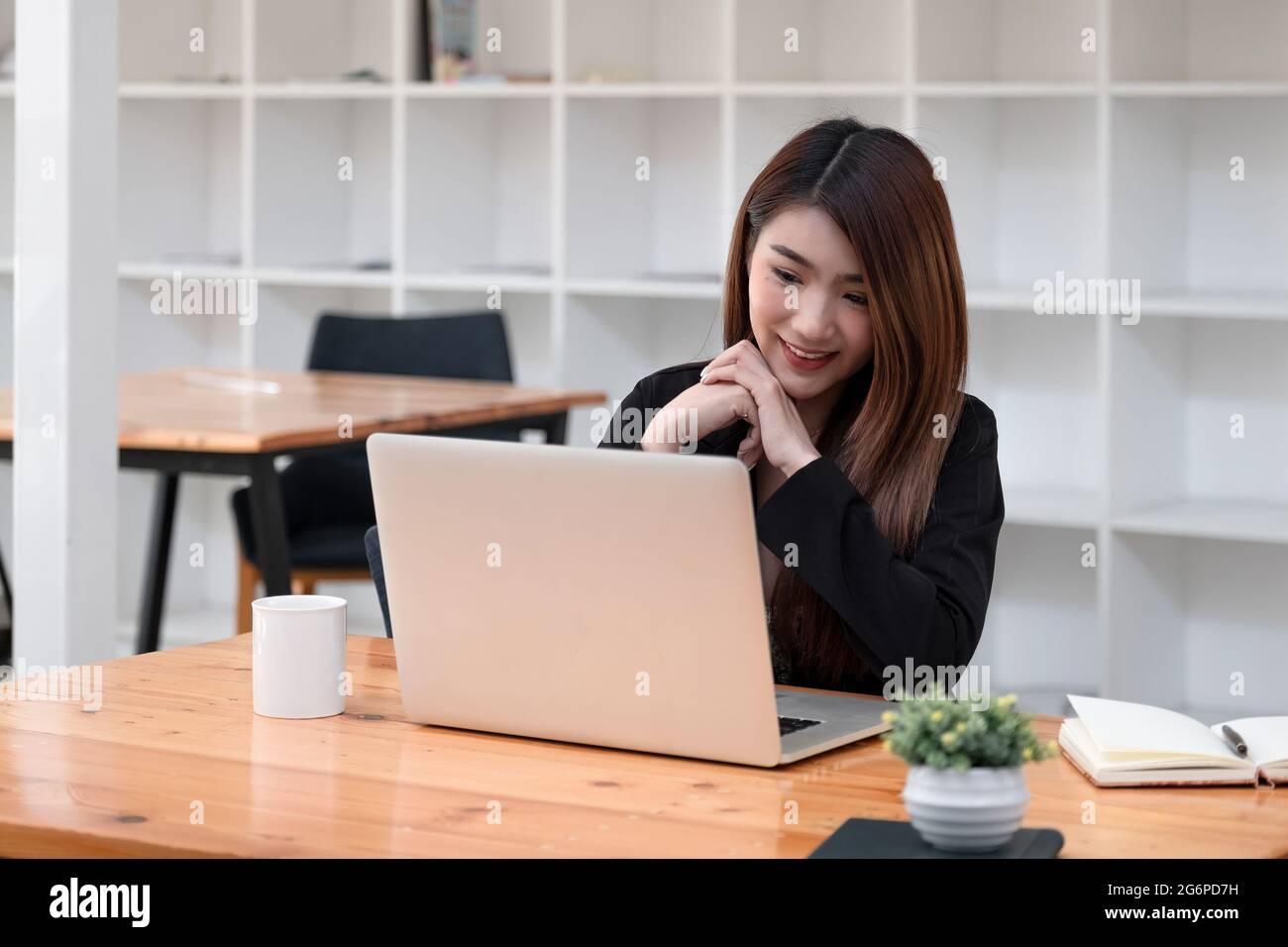 Charmante Frau suchen und sprechen durch die Webcam, während eine  Videokonferenz mit Laptop aus dem Büro. Business mit Laptop-Computer  Stockfotografie - Alamy