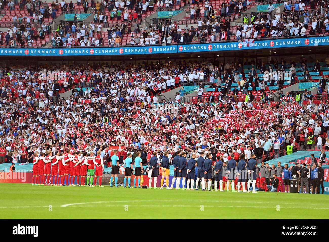 Beide Teams stehen während der Nationalhymnen an. Halbfinale der Tribünen, Spiel M50, England (eng) - Dänemark (DEN) 2-1 NV am 07/07/2021 in London/Wembley Stadium. Football EM 2020 von 06/11/2021 bis 07/11/2021. Stockfoto