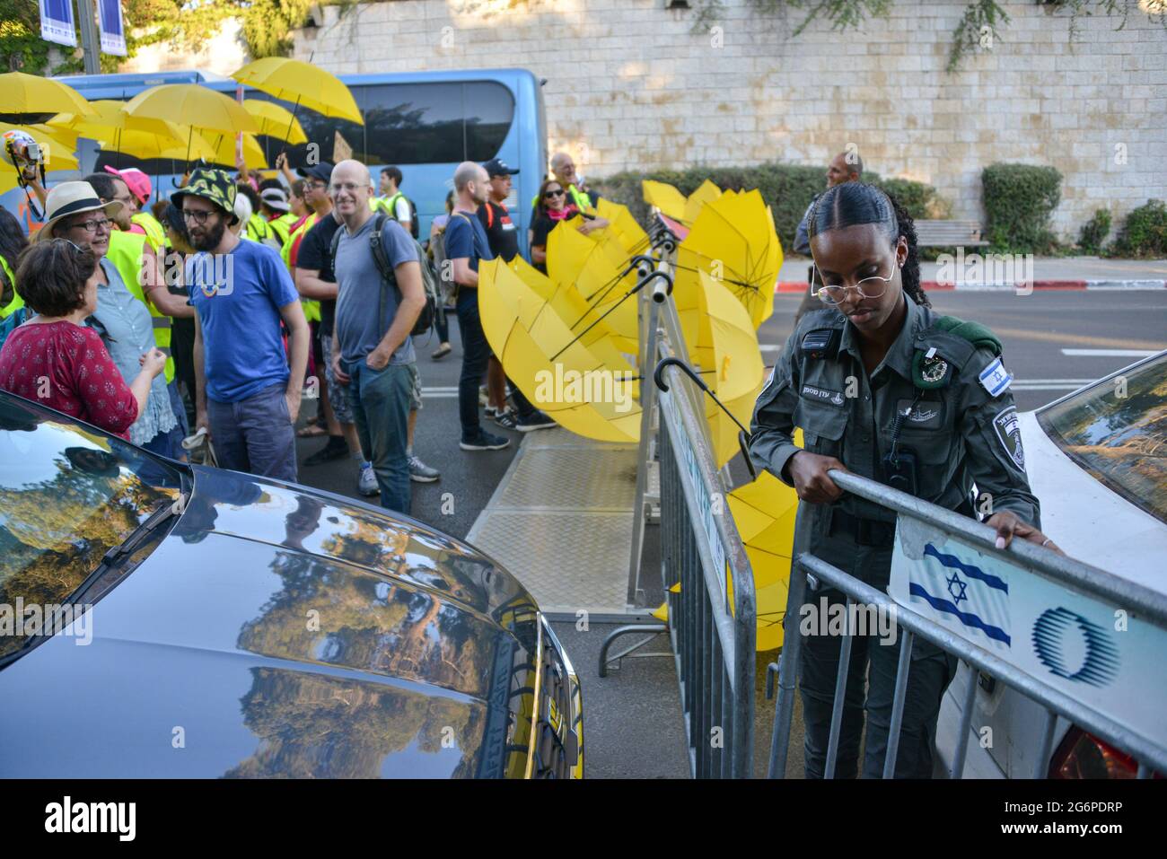 Demonstranten der Anti-Netanjahu-Vergeltung vor dem kommenden israelischen Präsidenten Isaac Herzog am Abend der Kater-Zeremonie der Präsidentschaft in Jerusalem, Israel, am 7. Juli 2021. Nach Herzogs Ernennung des ehemaligen Sprechers von Netanjahu zum offiziellen Sprecher des Vorsitzes beschuldigen Demonstranten den Sprecher der Aufwiegelung. Die gelben Westen von „Müttern gegen Polizeigewalt“ fordern Amnestie für die Anti-Netanjahu-Vergeltung, die derzeit von der israelischen Polizei angeklagt wird. (Foto von Matan Golan /Alamy Live News) Stockfoto