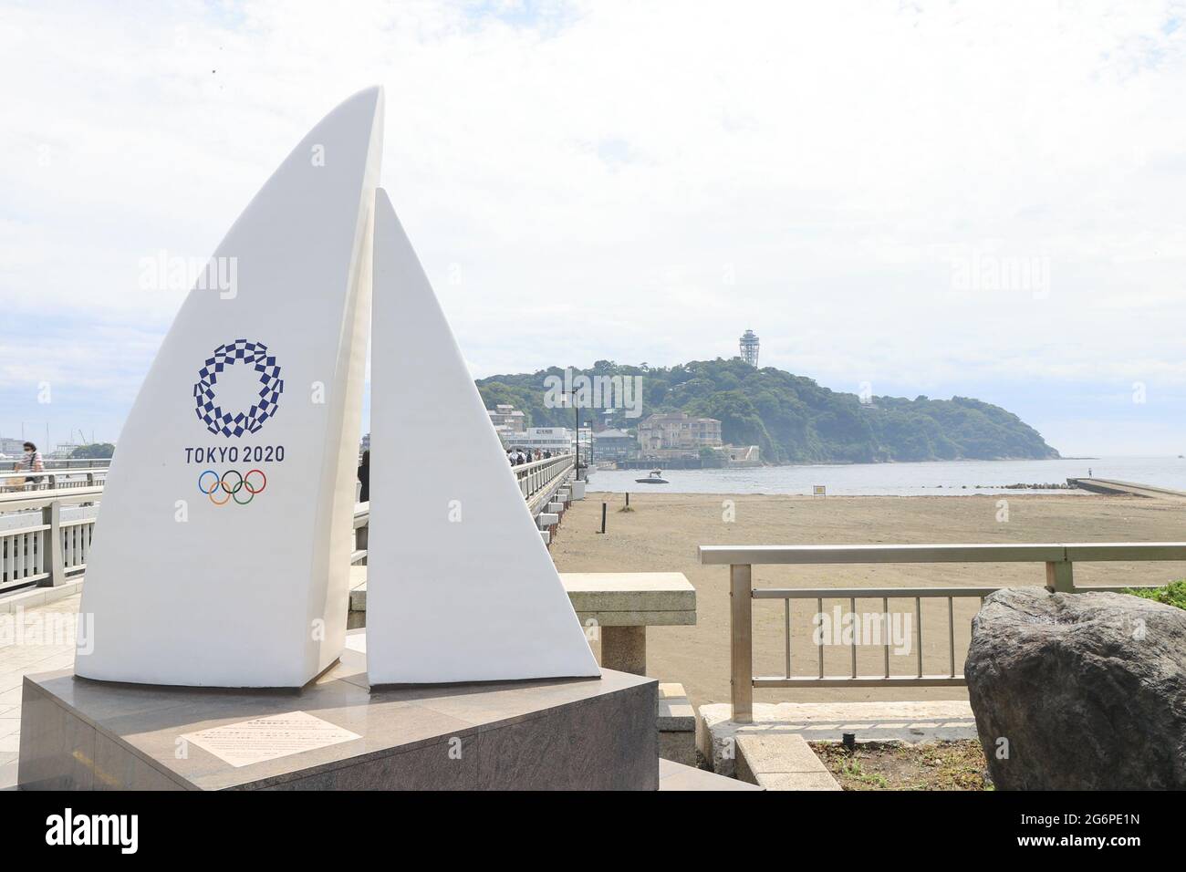 7. JULI 2021 : das Denkmal der Olympischen Spiele 2020 in Tokio befindet sich in der Nähe der Enoshima-Benten-Brücke, die zur Enoshima-Insel führt, in Enoshima, Fujisawa, Kanagawa, Japan. 2020 Quelle: AFLO SPORT/Alamy Live News Stockfoto