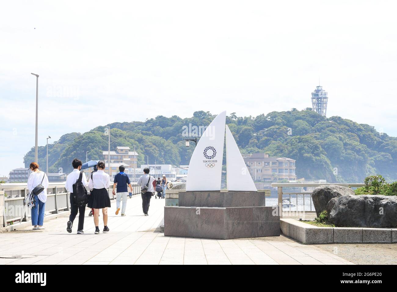 7. JULI 2021 : das Denkmal der Olympischen Spiele 2020 in Tokio befindet sich in der Nähe der Enoshima-Benten-Brücke, die zur Enoshima-Insel führt, in Enoshima, Fujisawa, Kanagawa, Japan. 2020 Quelle: AFLO SPORT/Alamy Live News Stockfoto
