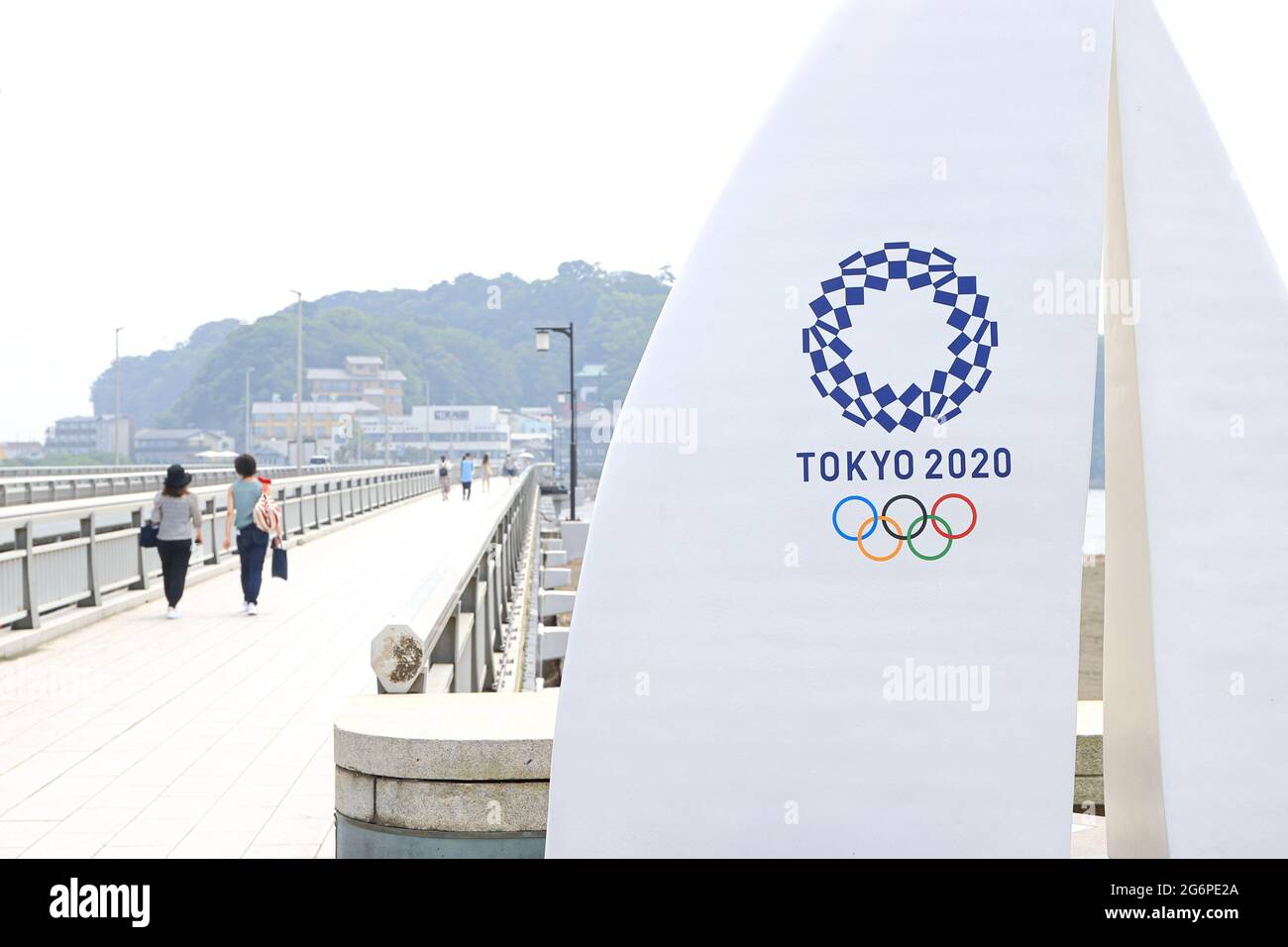 7. JULI 2021 : das Denkmal der Olympischen Spiele 2020 in Tokio befindet sich in der Nähe der Enoshima-Benten-Brücke, die zur Enoshima-Insel führt, in Enoshima, Fujisawa, Kanagawa, Japan. 2020 Quelle: AFLO SPORT/Alamy Live News Stockfoto