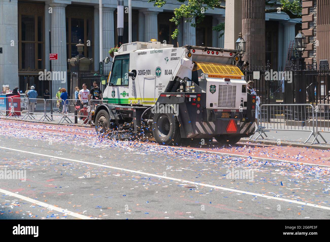 New York, Usa. Juli 2021. Die Hometown Heroes Parade marschierte den Canyon of Heroes vom Battery Park zum Rathaus hinauf, als Dank für wichtige Arbeiter. Die Parade wurde abgehalten, um euch Menschen zu danken, die während der Pandemie gearbeitet und die Stadt am Leben erhalten haben. Sanitäter sahen nach der Parade, wie sie Konfetti aufräumten. (Foto von Lev Radin/Pacific Press) Quelle: Pacific Press Media Production Corp./Alamy Live News Stockfoto