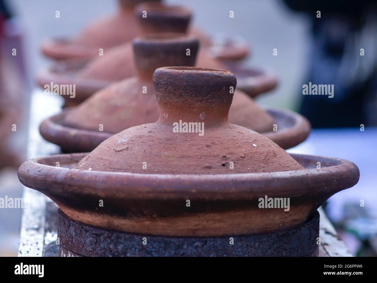 Traditionelle Tonpfannkuchen-Keramik (Wajan Serabi) aus Java, Indonesien, ausgewählter Schwerpunkt Stockfoto