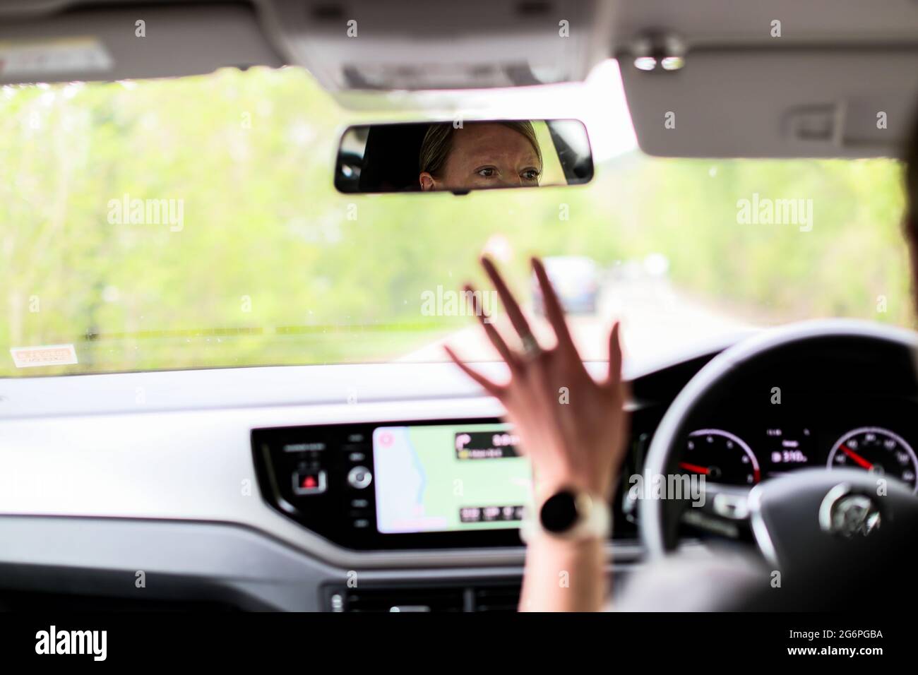 Zwei Frauen, die an der Westküste Schottlands mit einem Navigationsgerät fahren. Stockfoto