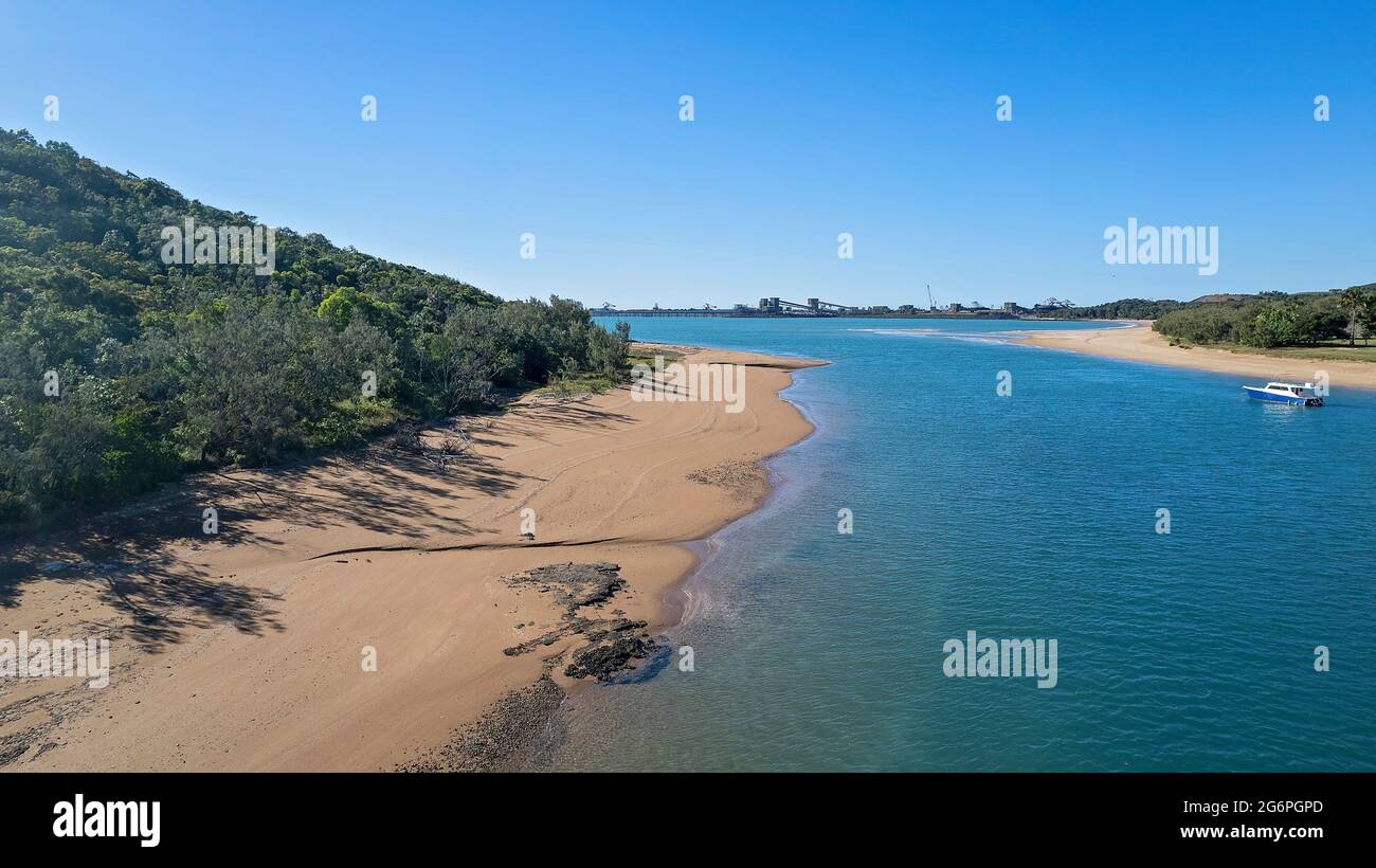 Luftlandschaft eines Baches und hinaus in Richtung eines Kohleexport-Ladeterminals. Dalrymple Bay Coal Terminal, Louisa Creek, Queensland, Australien. Stockfoto