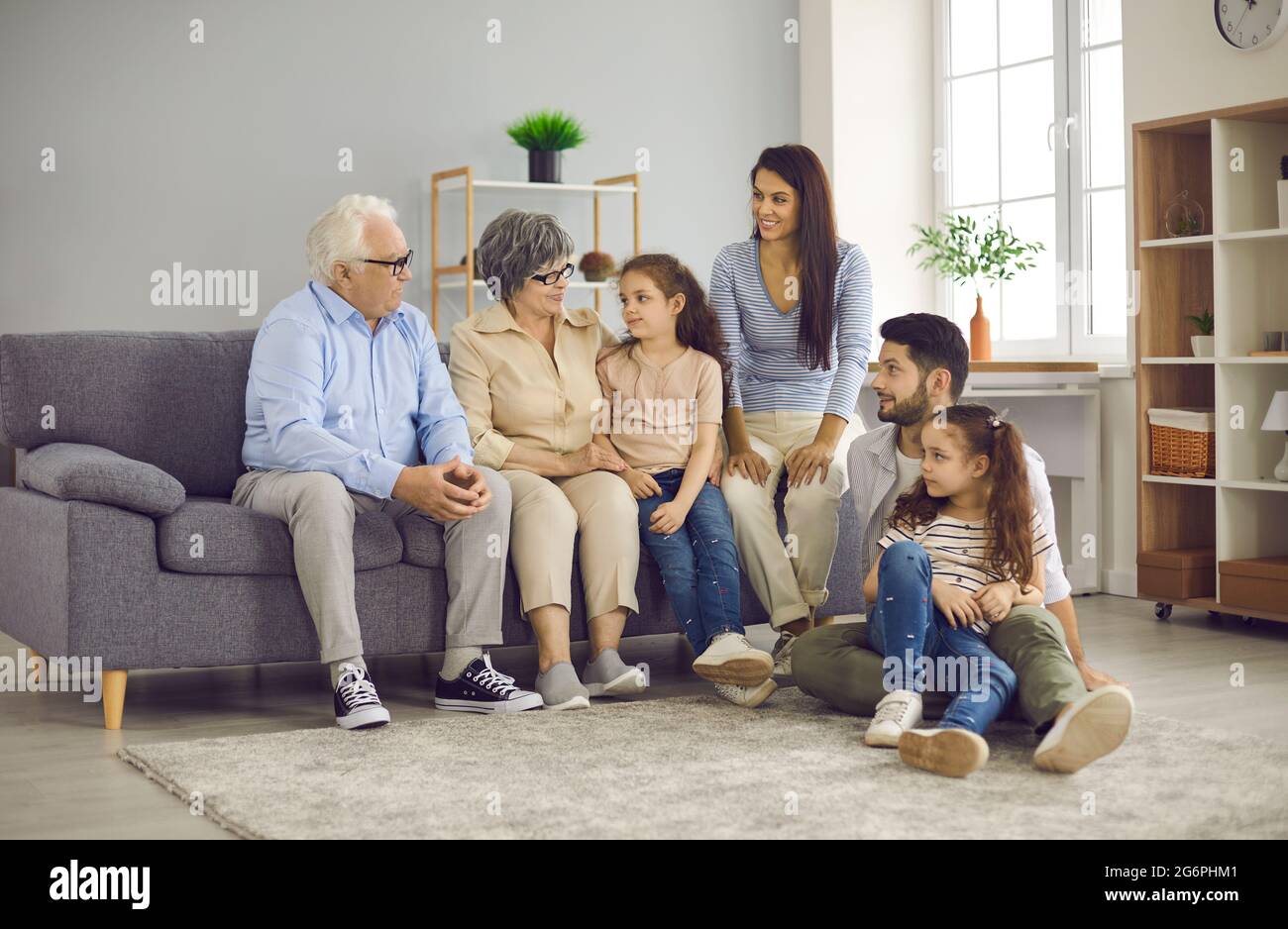 Porträt einer großen glücklichen Familie, bestehend aus Großeltern, ihren Kindern und Enkelkindern. Stockfoto