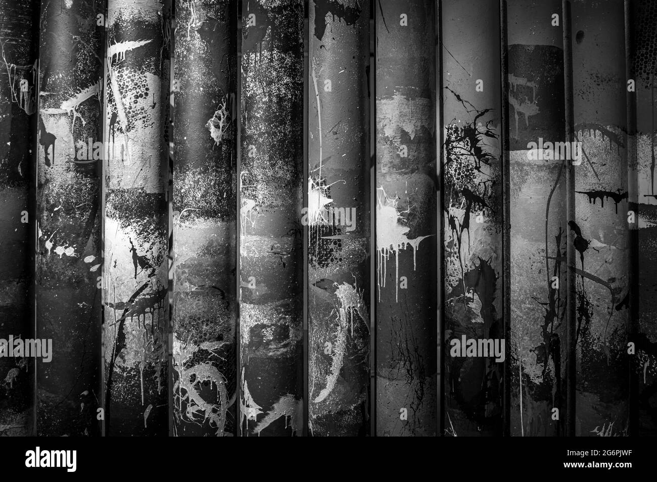 Abstrakte Komposition aus Tapetenrollen. Schwarz und Weiß. Stockfoto