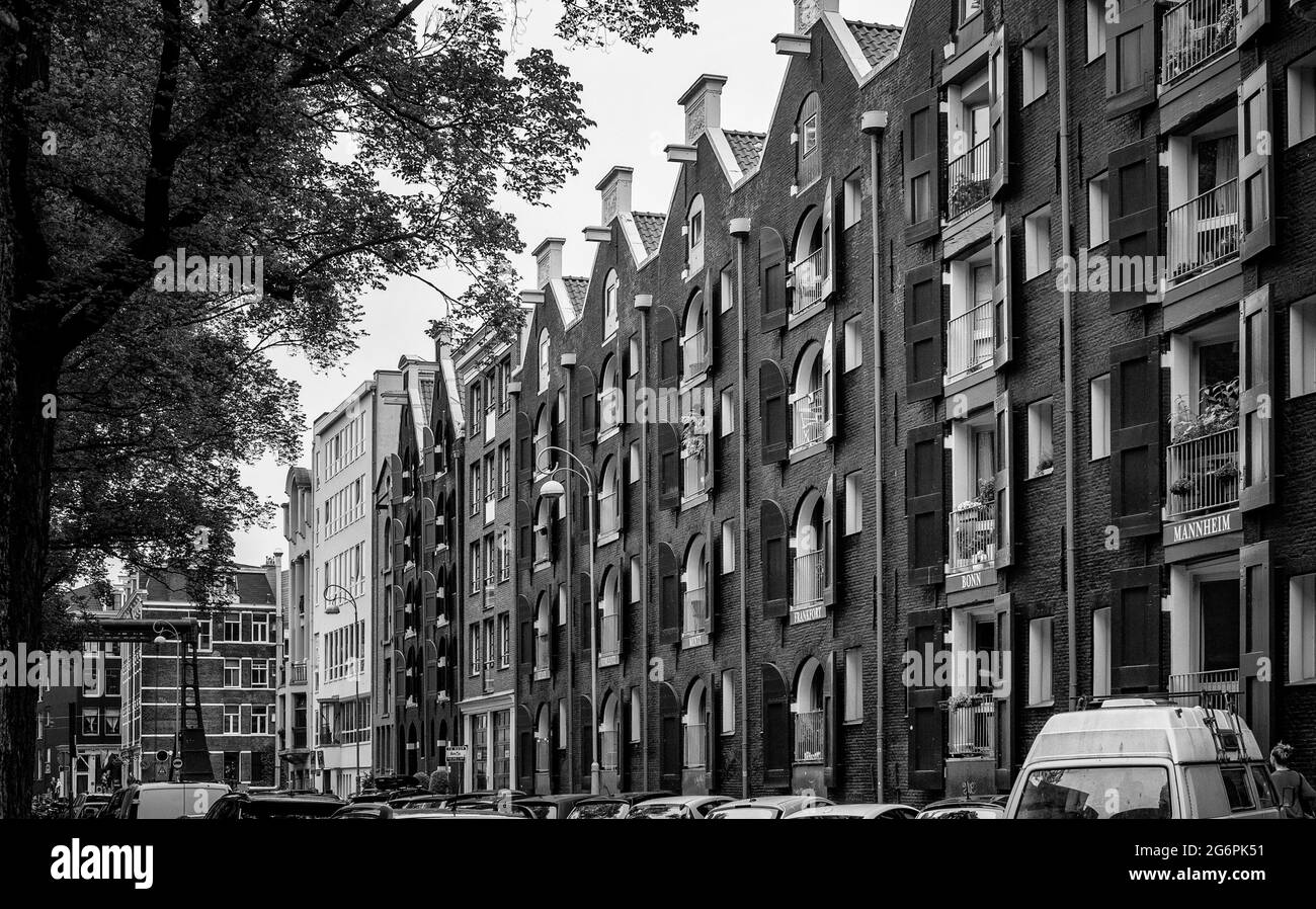 AMSTERDAM, NIEDERLANDE. 06. JUNI 2021. Schöne Fassaden der alten holländischen Gebäude. Haus mit einem Namen der Citiyes auf dem Balkon. Schwarz und Weiß Stockfoto