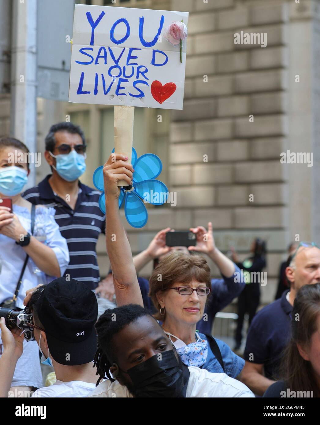 Broadway, New York, USA, 07. Juli 2021 - Tausende von Teilnehmern marschieren während einer Ticker-Tape-Parade den Canyon of Heroes hinauf, um wichtige Arbeiter für ihre Bemühungen zu ehren, New York City heute in New York City durch die COVID-19-Pandemie zu bringen. Foto: Luiz Rampelotto/EuropaNewswire FOTOKREDIT ERFORDERLICH. Stockfoto