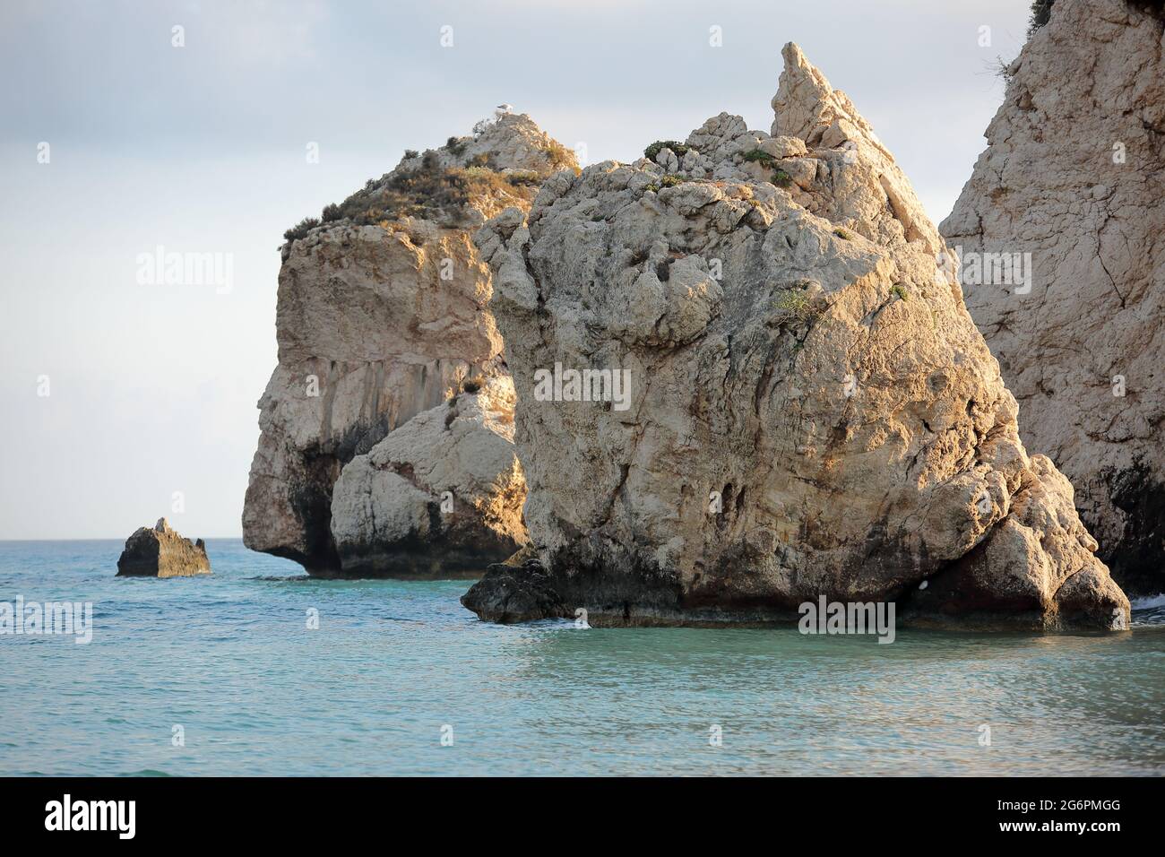 Aphrodite Felsen in Zypern, Petra tou Romiou in Griechisch genannt, einzigartige schöne Felsformation in lazure Farbe Meer. Stockfoto