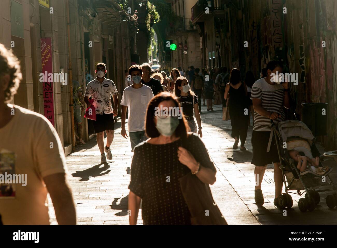 Die Menschen gehen durch die Straßen der Innenstadt von Barcelona. Nach Spanien kehrt ein extremes Risiko zurück, da die Infektionen vor allem unter der jungen Bevölkerung steigen. Regionen bewegen sich dazu, Maßnahmen zur Beschränkung des Coronavirus wie die Schließung von Nachtclubs wieder einzuführen. Stockfoto