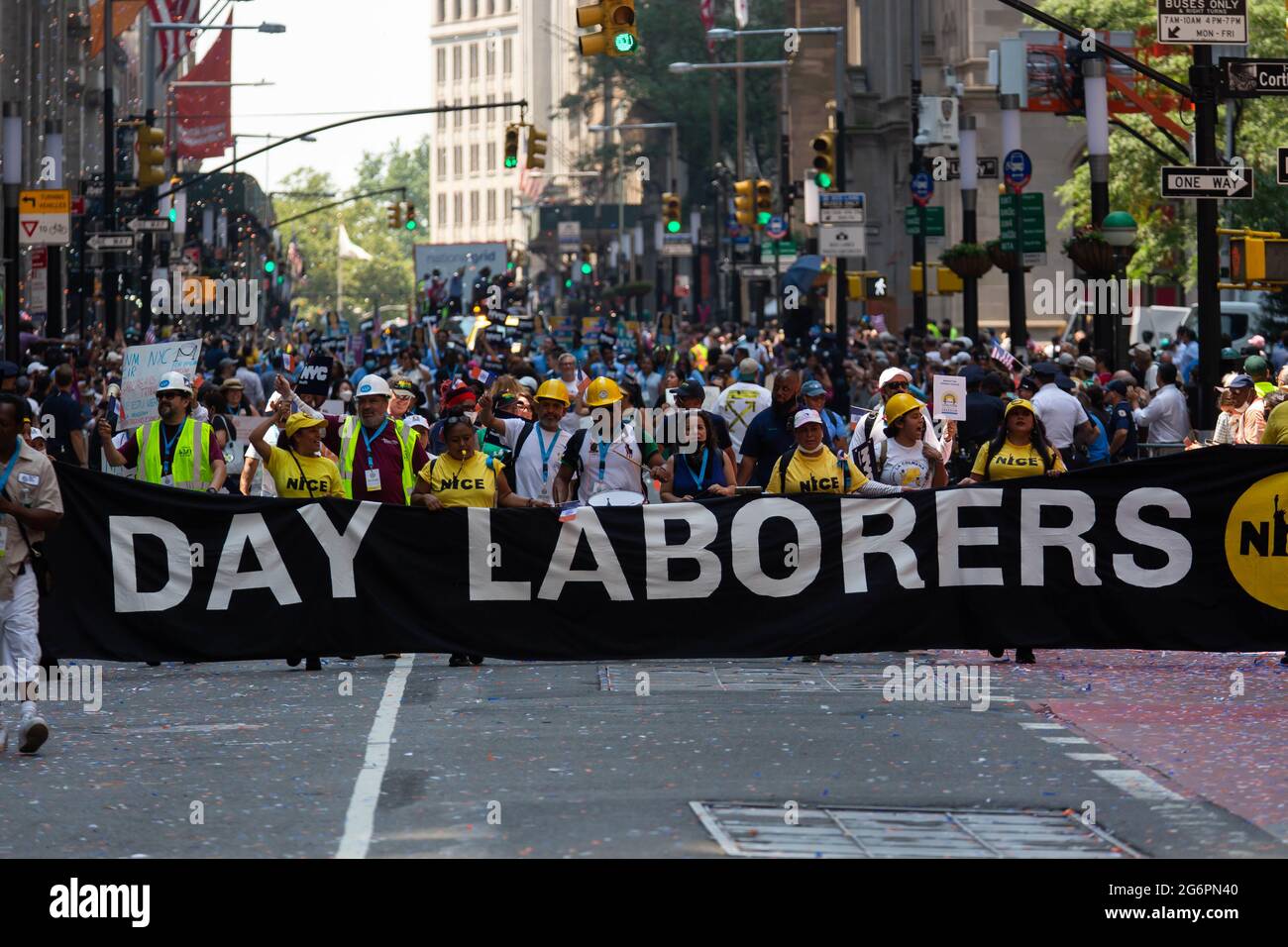 New York, USA. Juli 2021. Menschen nehmen an einer Ticker Tape Parade in New York, USA, am 7. Juli 2021 Teil. Hunderte von wichtigen Mitarbeitern aus New York City nahmen am Mittwoch an einer Ticker Tape Parade Teil, um die Genesung von der COVID-19-Pandemie zu markieren. Die Parade soll Krankenhauspersonal, Ersthelfer, Bildungs- und Kinderbetreuer, Transportmitarbeiter, Lebensmittelversorger für Notfälle, Kommunikations- und Lieferbetreiber und andere wichtige Mitarbeiter ehren, die während der Pandemie ihren Dienst verlangten. Quelle: Michael Nagle/Xinhua/Alamy Live News Stockfoto