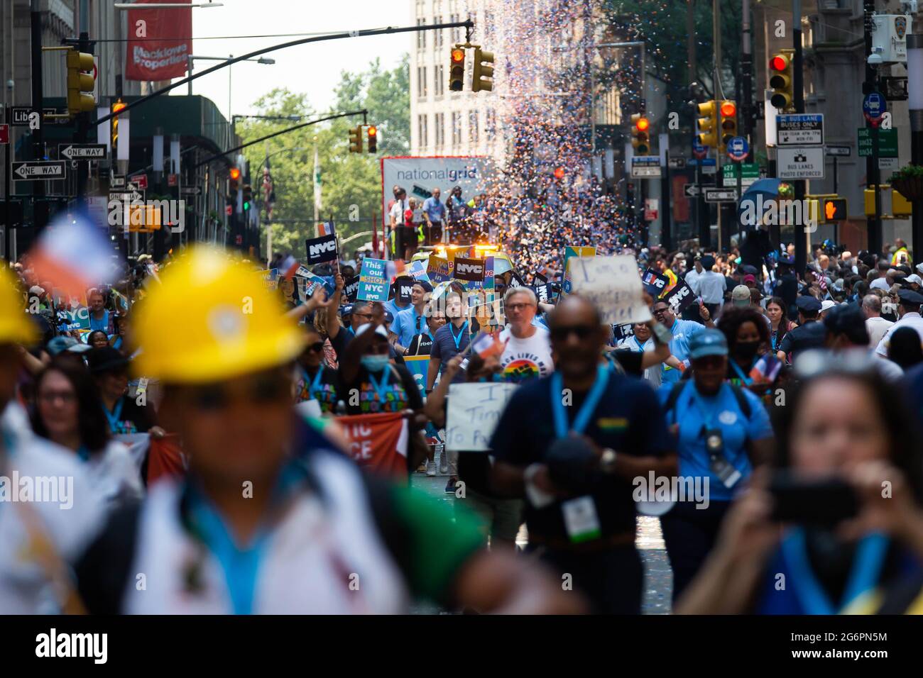 New York, USA. Juli 2021. Menschen nehmen an einer Ticker Tape Parade in New York, USA, am 7. Juli 2021 Teil. Hunderte von wichtigen Mitarbeitern aus New York City nahmen am Mittwoch an einer Ticker Tape Parade Teil, um die Genesung von der COVID-19-Pandemie zu markieren. Die Parade soll Krankenhauspersonal, Ersthelfer, Bildungs- und Kinderbetreuer, Transportmitarbeiter, Lebensmittelversorger für Notfälle, Kommunikations- und Lieferbetreiber und andere wichtige Mitarbeiter ehren, die während der Pandemie ihren Dienst verlangten. Quelle: Michael Nagle/Xinhua/Alamy Live News Stockfoto