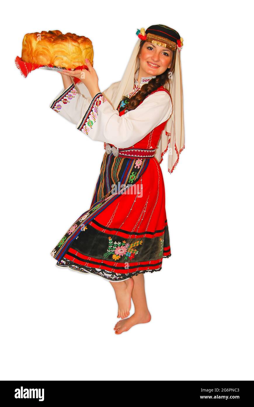 Junge Mädchen Bauer mit traditionellen bulgarischen Folklore-Kostüm und Sauerteig Brot in der Hand Porträt isoliert Stockfoto