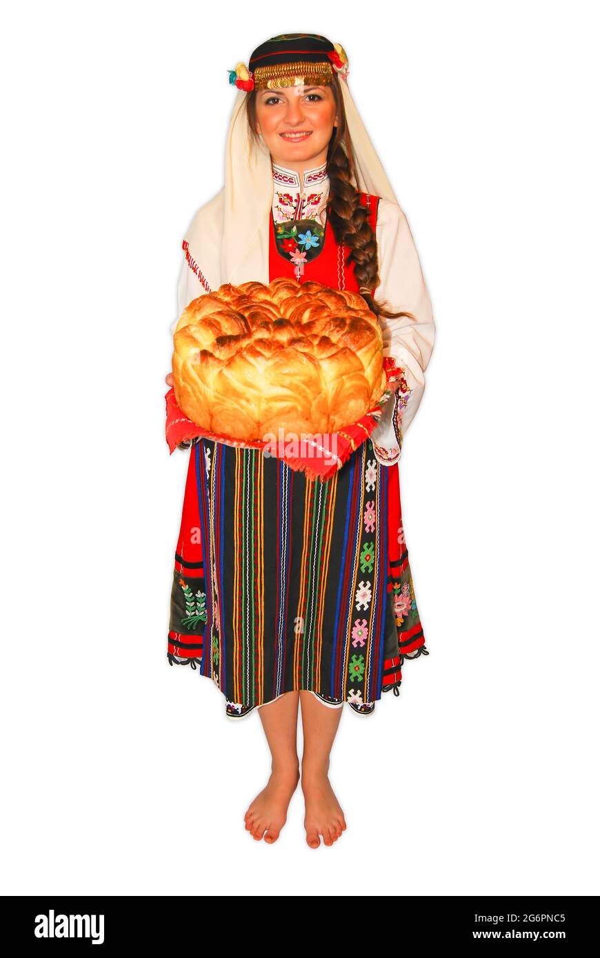 Junge Mädchen Bauer mit traditionellen bulgarischen Folklore-Kostüm und Sauerteig Brot in der Hand Porträt isoliert Stockfoto