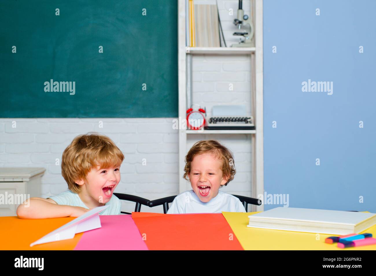 Lustige Kleinkinder Aus Der Grundschule Lachen Und Lacheln Kinder Lustige Bildung Vorschulkindspass Im Klassenzimmer Zum Ersten Mal Zur Schule Stockfotografie Alamy