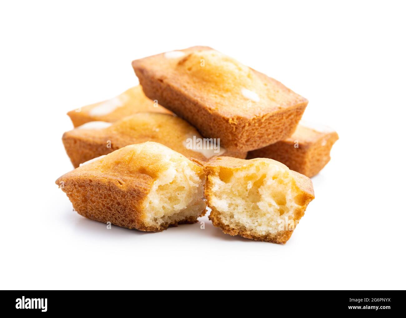 Mini-Biskuitkuchen. Süßes Vanilledessert auf weißem Hintergrund isoliert. Stockfoto