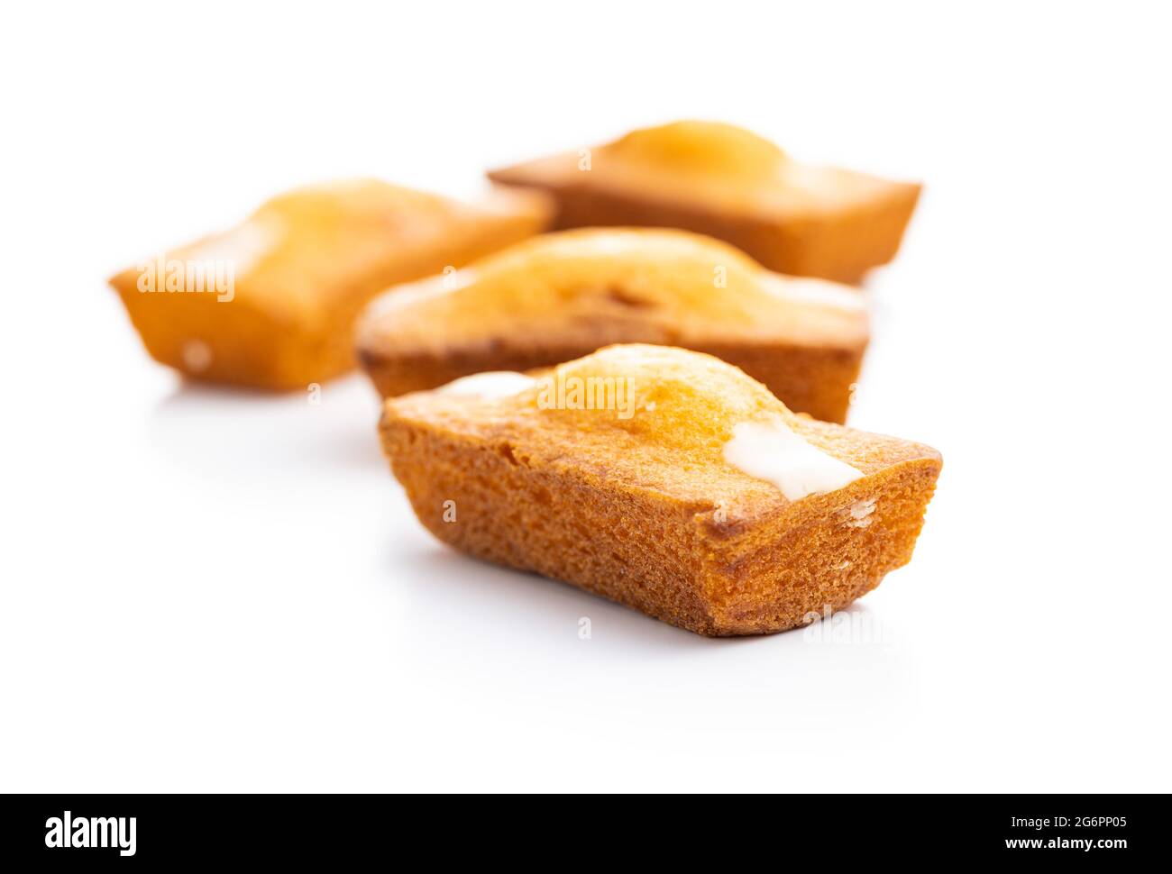 Mini-Biskuitkuchen. Süßes Vanilledessert auf weißem Hintergrund isoliert. Stockfoto