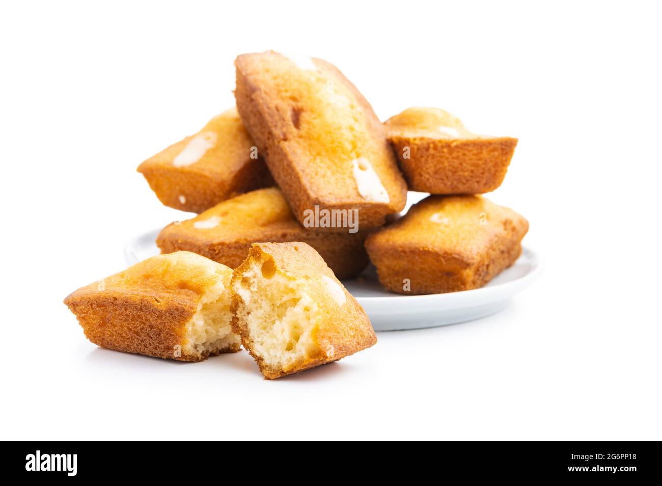 Mini-Biskuitkuchen. Süßes Vanilledessert auf weißem Hintergrund isoliert. Stockfoto