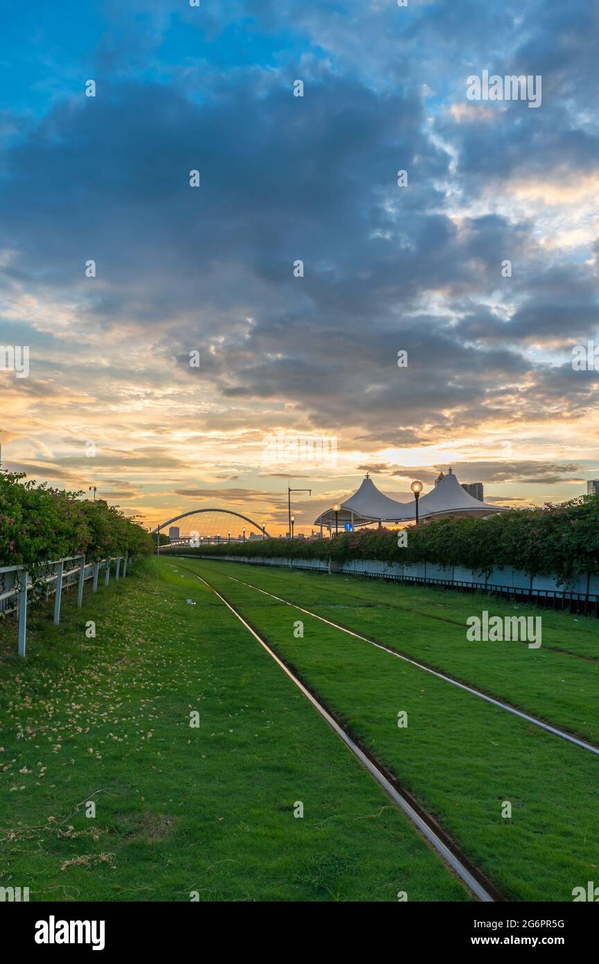 Schöner Sonnenuntergang und Track am Abend Stockfoto