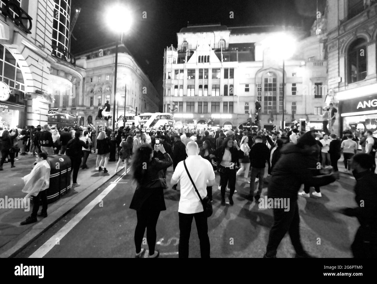 Englische Fans feiern den Sieg ihres Teams und gehen zum Finale. Es war sehr schön am Piccadilly Circus und Haymarket, alle haben gesungen und getanzt und einige Leute stiegen auf das Seil eines roten Busses und tanzten, es war sehr schön und sie konnten immer noch da sein 7/7/2021 Blitzbilder Stockfoto