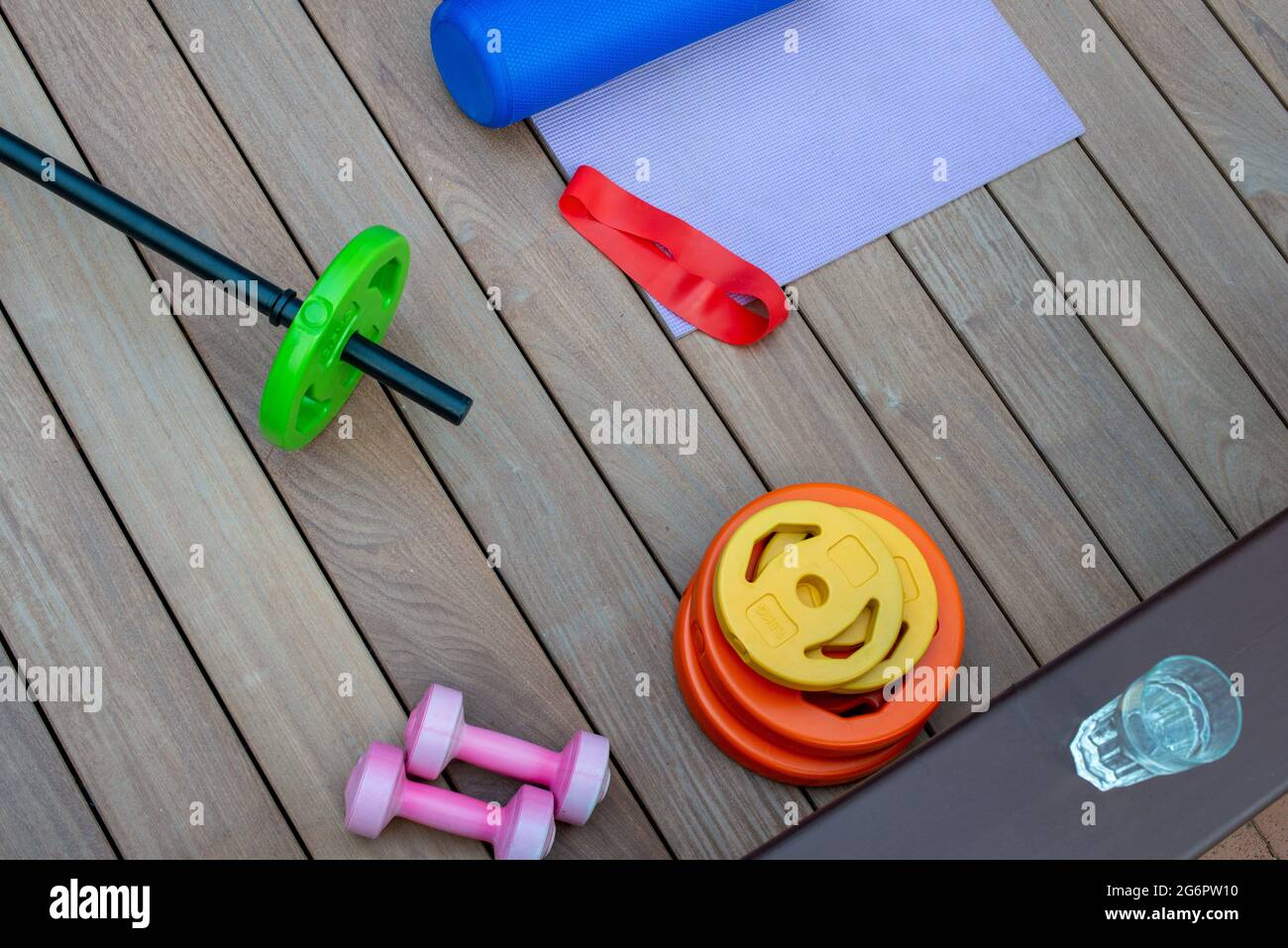 Heimtrainingsgeräte auf der Terrasse des Haushofs. Fitness zu Hause. Gesund, Training und Lifestyle-Konzept. Stockfoto