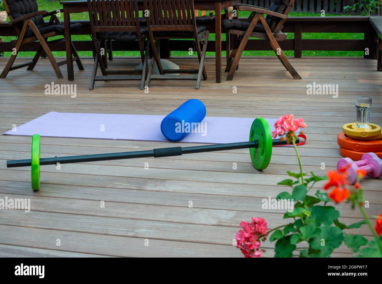 Heimtrainingsgeräte auf der Terrasse des Haushofs. Fitness zu Hause. Gesund, Training und Lifestyle-Konzept. Stockfoto