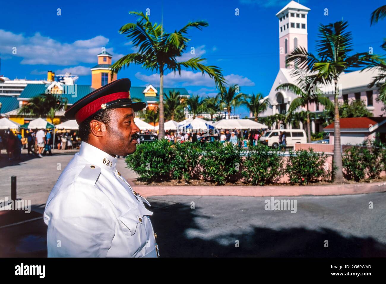 Polizeibeamter vor Hafengebäuden, Nassau, New Providence Island, Bahamas Stockfoto