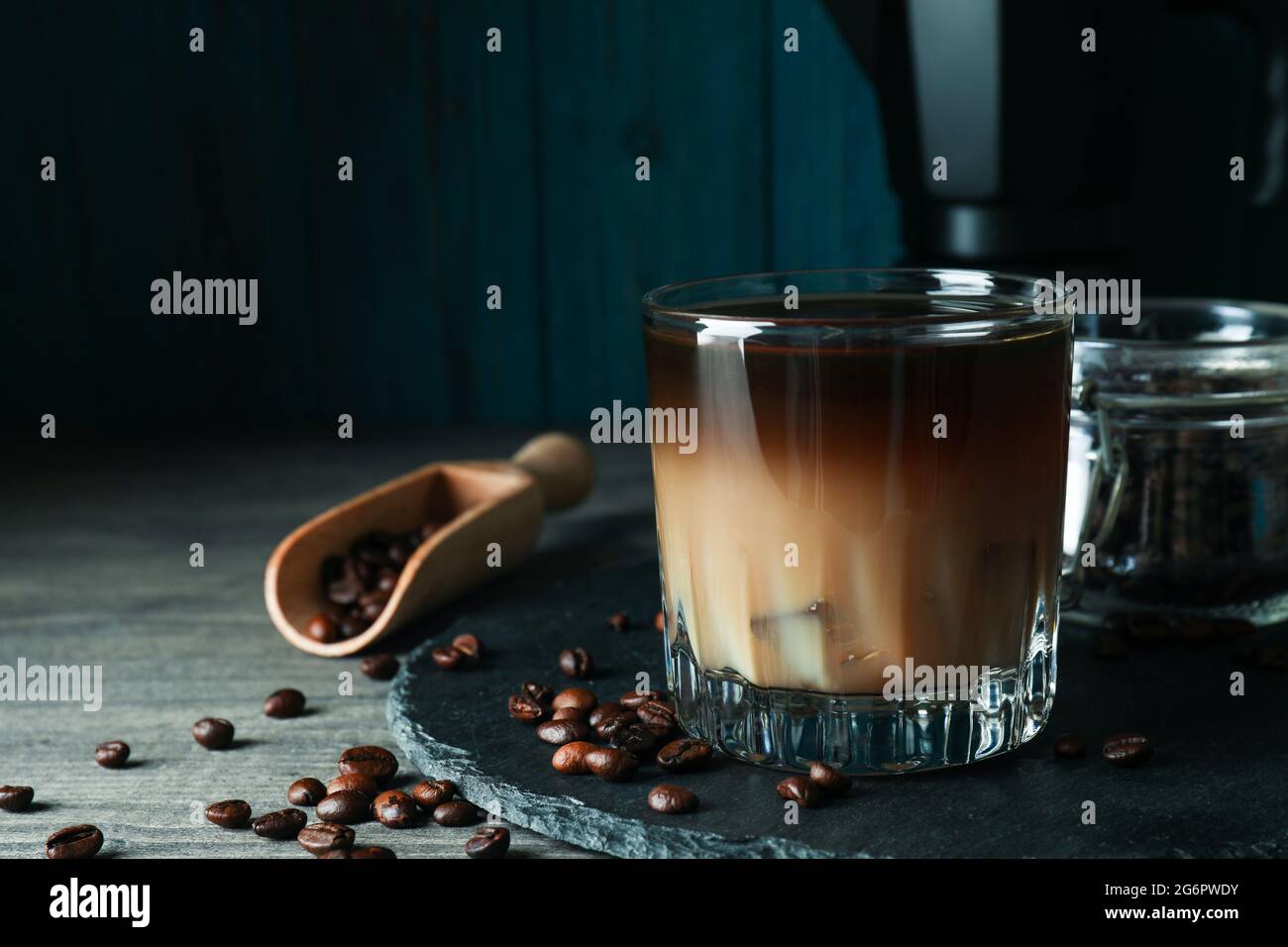 Konzept des kalten Getränks mit Eiskaffee, Nahaufnahme Stockfoto
