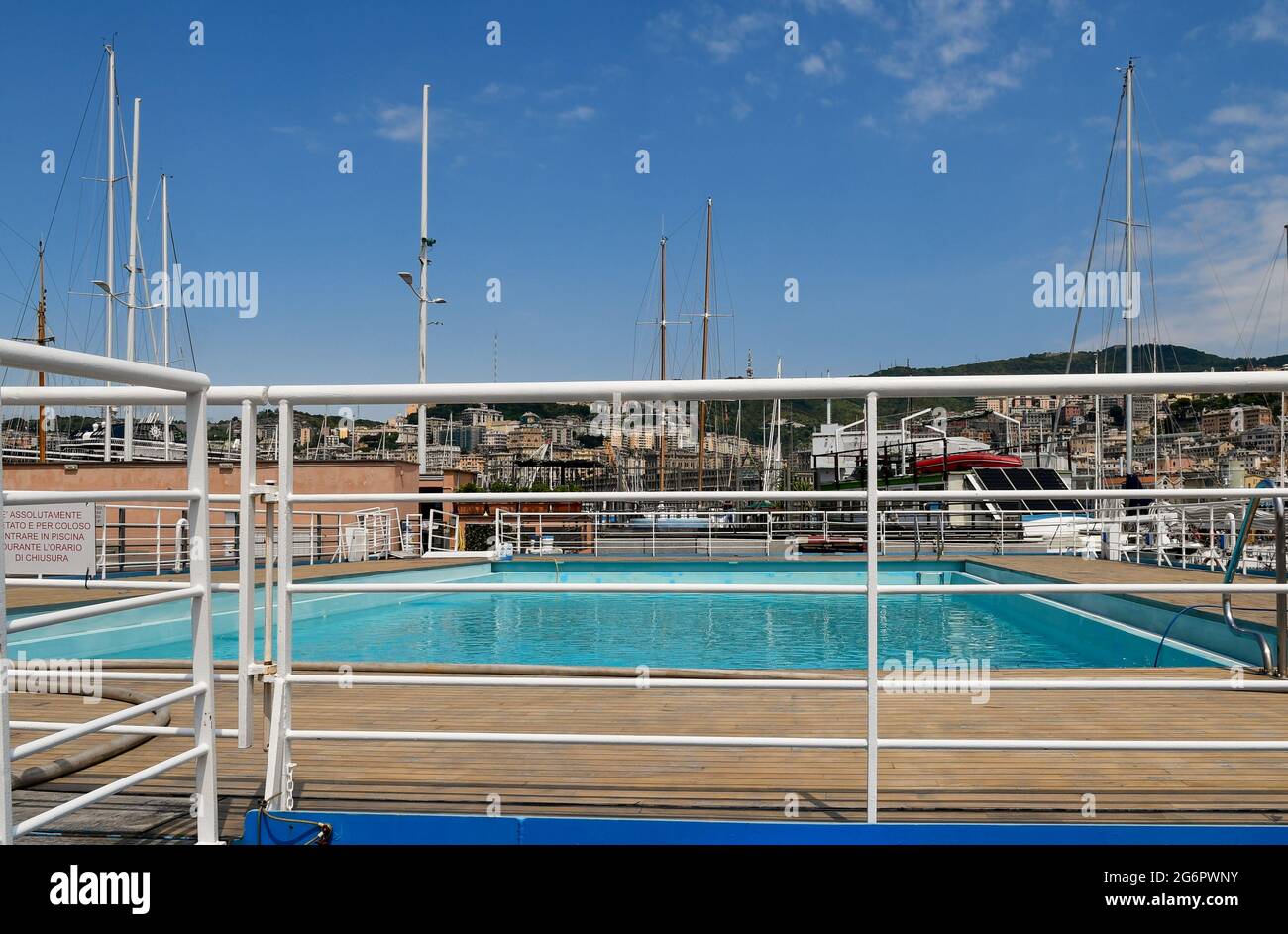 Das Schwimmbad im Alten Hafen (Porto Antico) von Genua mit dem Hafen und der Stadt im Hintergrund im Sommer, Ligurien, Italien Stockfoto