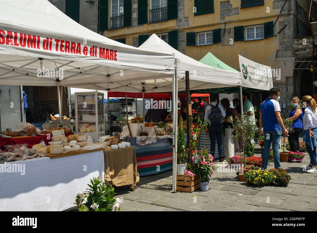 Stände auf dem Straßenmarkt im Hafenviertel (Molo) mit Käse und Salami im Sommer, Genua, Ligurien, Italien Stockfoto