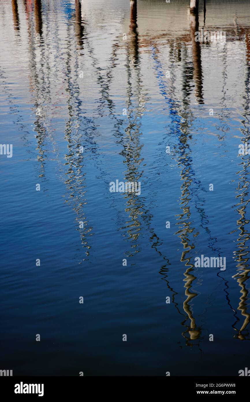 Reflexionen im Wasser, die unregelmäßige Muster erzeugen. Stockfoto