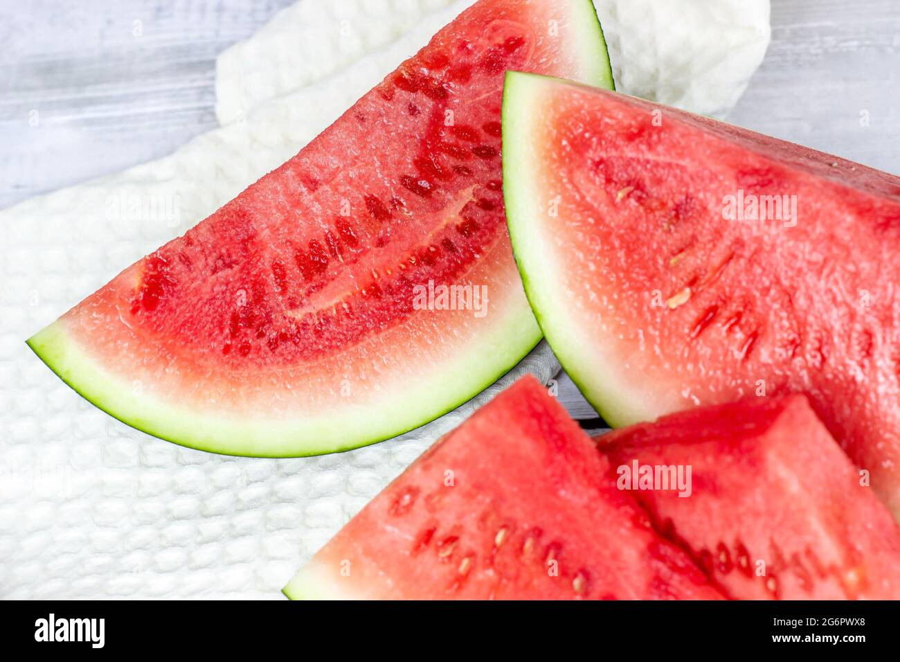 Hell süß rot und grün Wassermelone Scheiben im Sommer auf hellen Tisch Hintergrund. Stockfoto