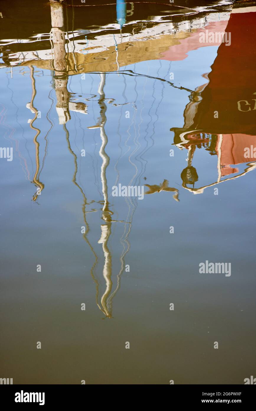 Reflexionen im Wasser, die unregelmäßige Muster erzeugen. Stockfoto