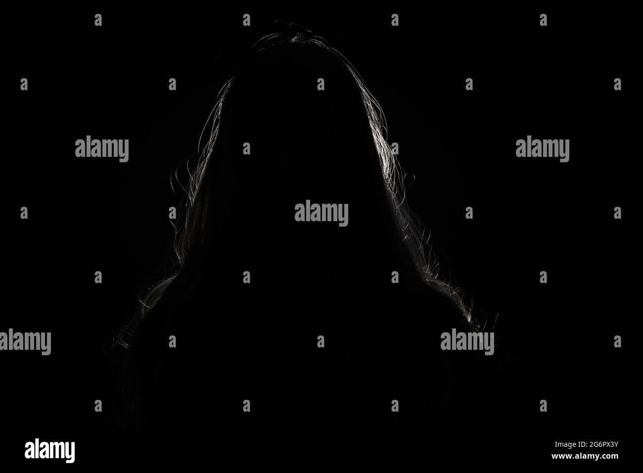 Anonyme Frau versteckt Gesicht und identy im dunklen Schatten Stockfoto