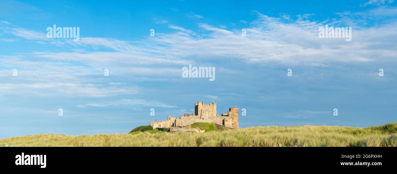 Panoramablick auf Bamburgh Castle entlang der Küste im Sommer, Bamburgh, Northumberland, Großbritannien Stockfoto