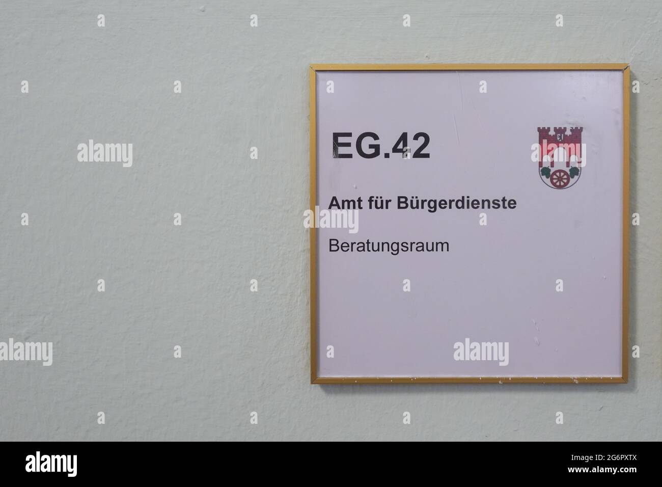 Berlin, Deutschland. Juni 2021. Ein Türschild im Bürgeramt Pankow lautet: „Amt für Bürgerdienste Beratungsraum“. Online-Termine in den Berliner Büroräumen, zum Beispiel für notwendige Reisedokumente, sollen kaum verfügbar sein. Quelle: Jörg Carstensen/dpa/Alamy Live News Stockfoto